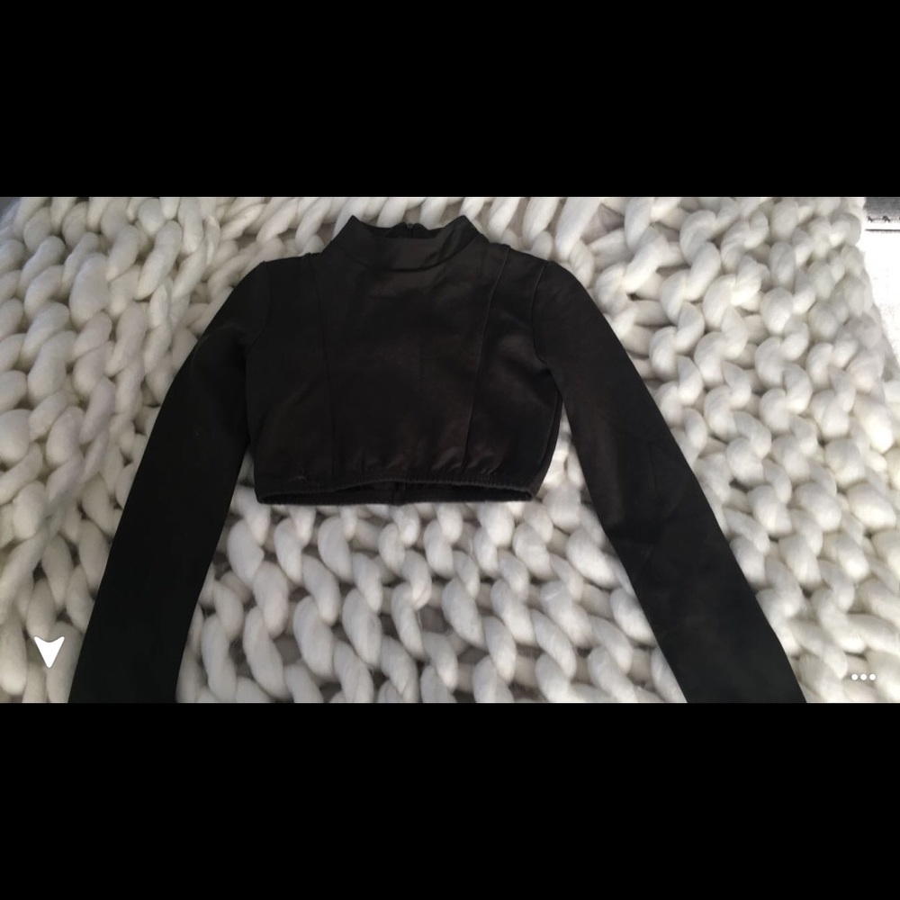 •high neck cropped shirt